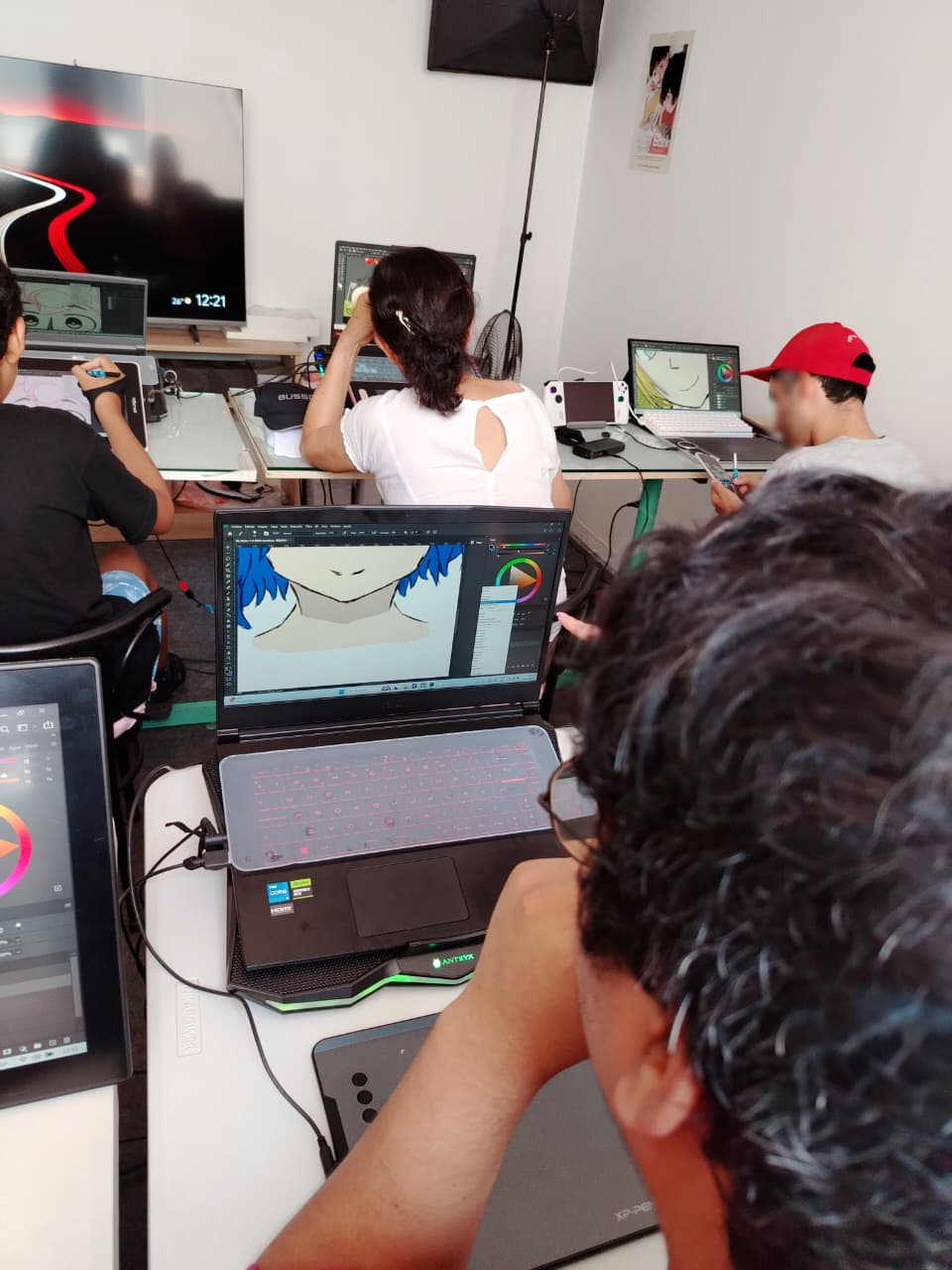 Estudiantes en clase de ilustración digital